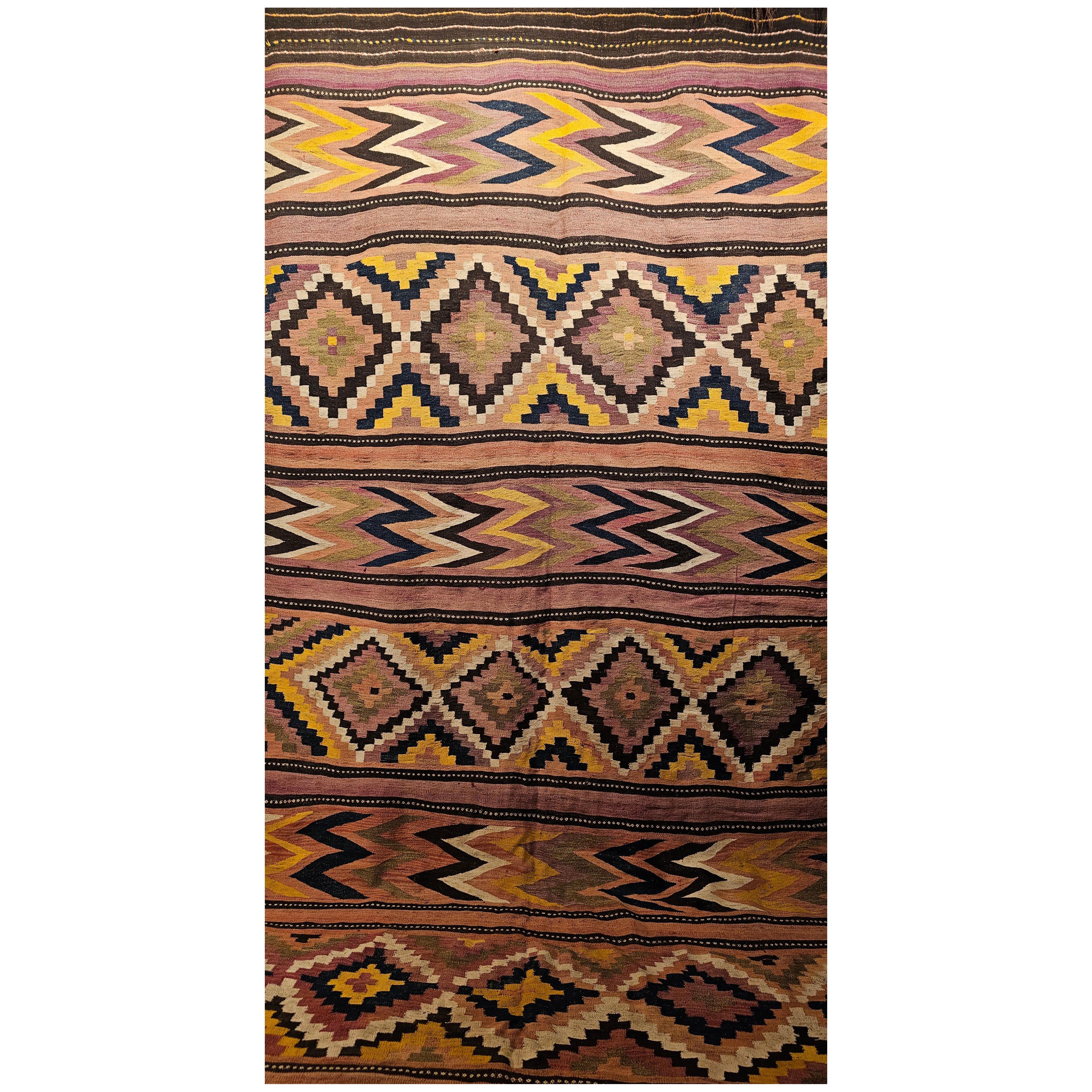 Übergroßer marokkanischer Kelim in geometrischem Muster mit südwestlichen Farben