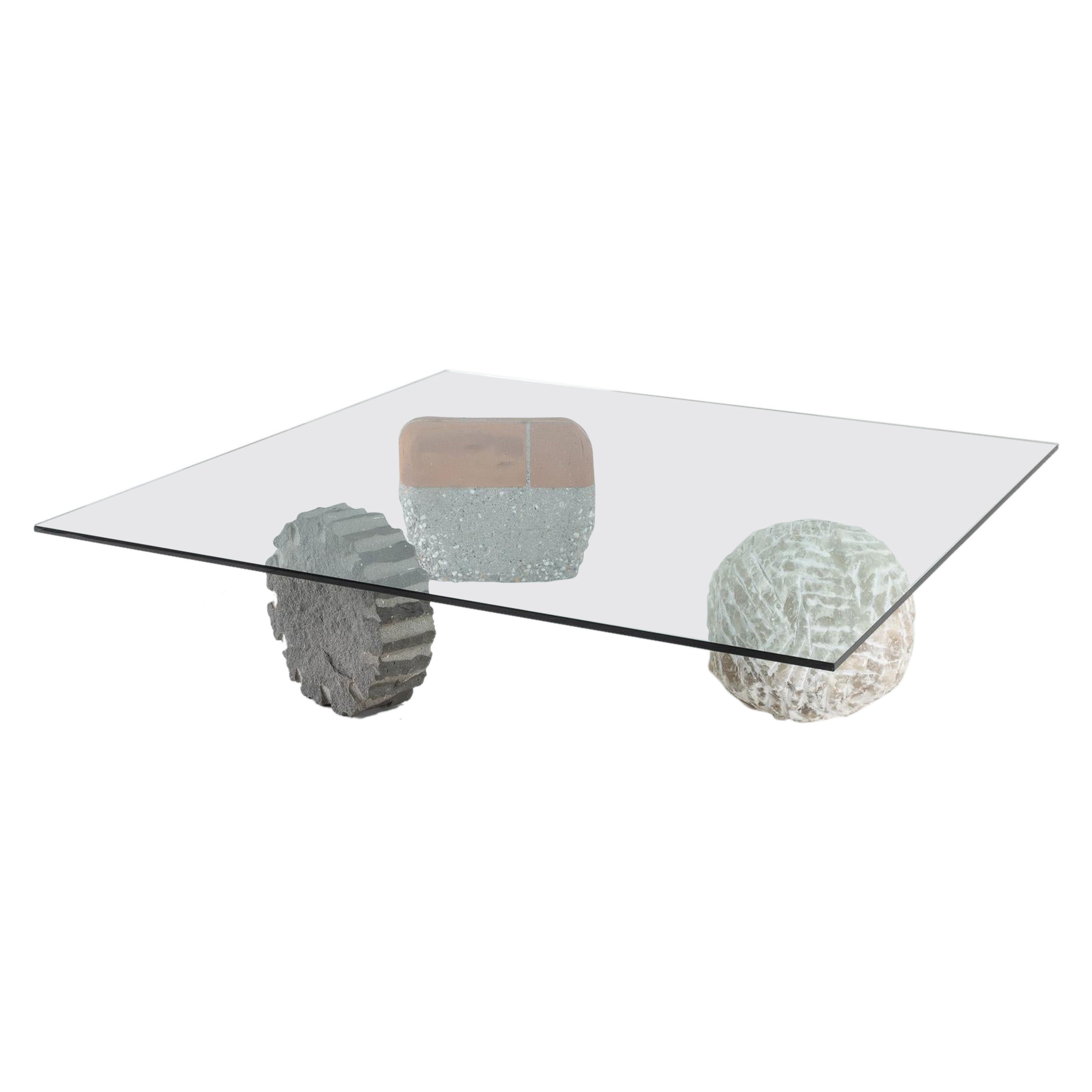 Niedriger Mitteltisch mit skulpturalen Steinfüßen und Glasplatte – Casigliani, Italien, 80er Jahre