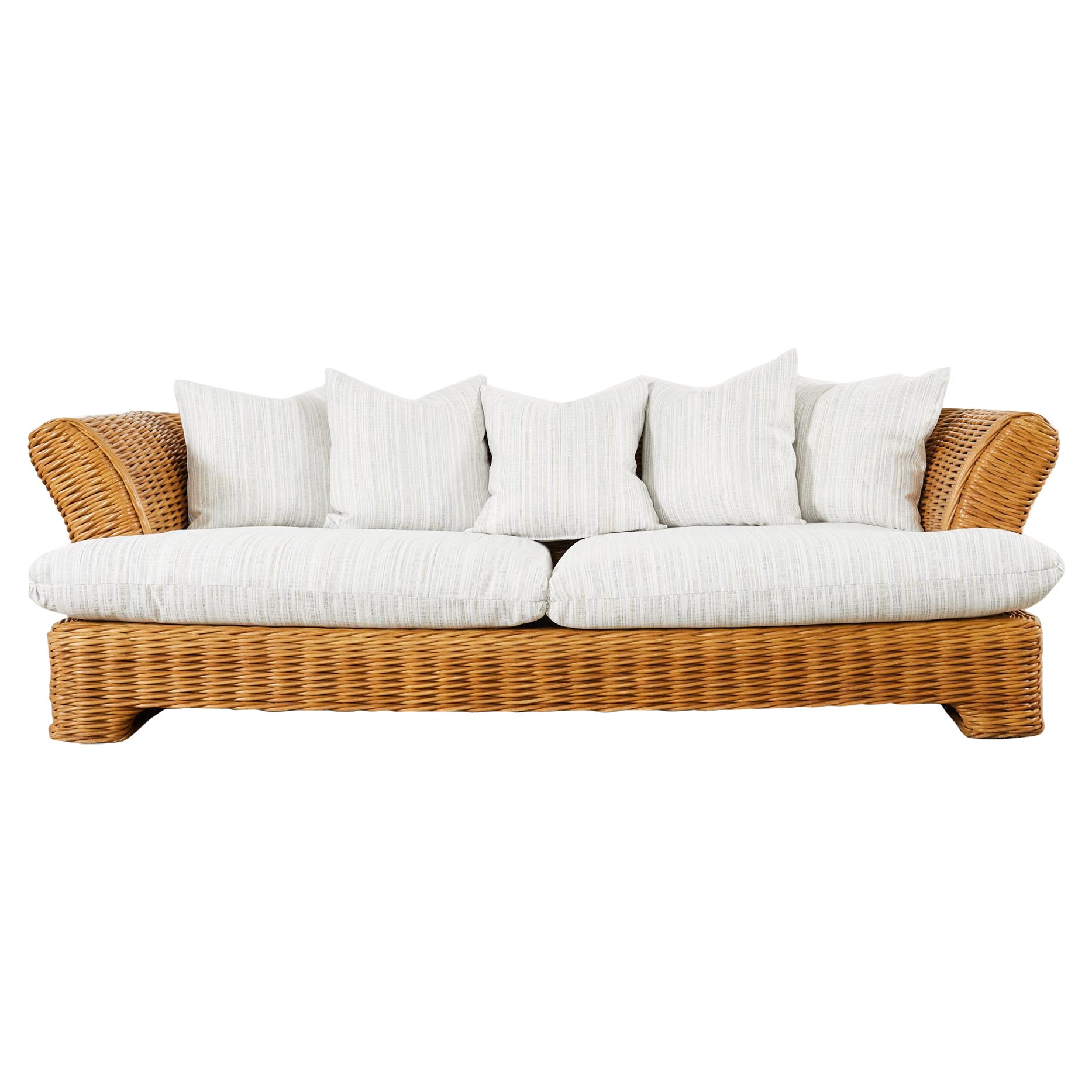 Organisches modernes Gewebtes Rattan-Sofa im Michael Taylor-Stil  im Angebot