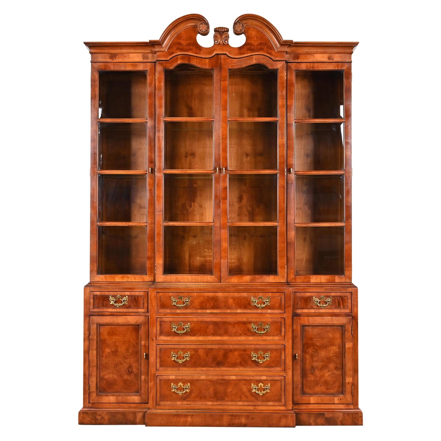 Henredon Georgian Mahogany Carved Lighted Breakfront Bookcase Cabinet en vente