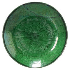 Antiguo Plato de Porcelana China Ming/Transicional Esmalte Verde Tallado, 17 Cen