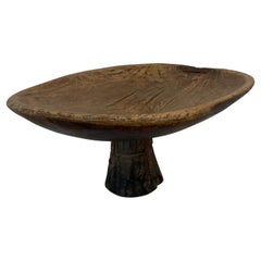 Tazza berbère antique en bois sur un stand