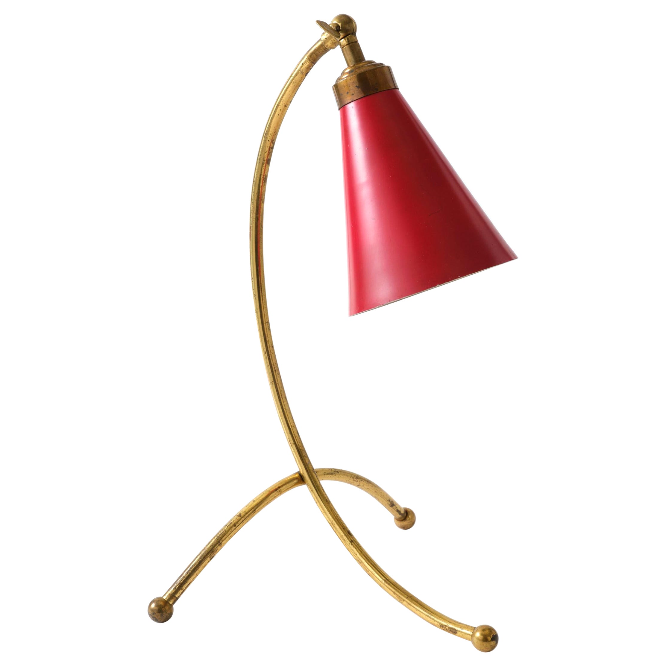 Tischlampe aus Messing, Italien, geschwungener Messingfuß mit rotem Metallschirm, um 1950 im Angebot