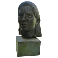 Modelo de artista, busto de mujer joven sobre bloque de pizarra