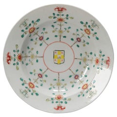 Assiette en porcelaine chinoise représentant des personnages de la ville Rising Sun Dao Administration, 1908-1911