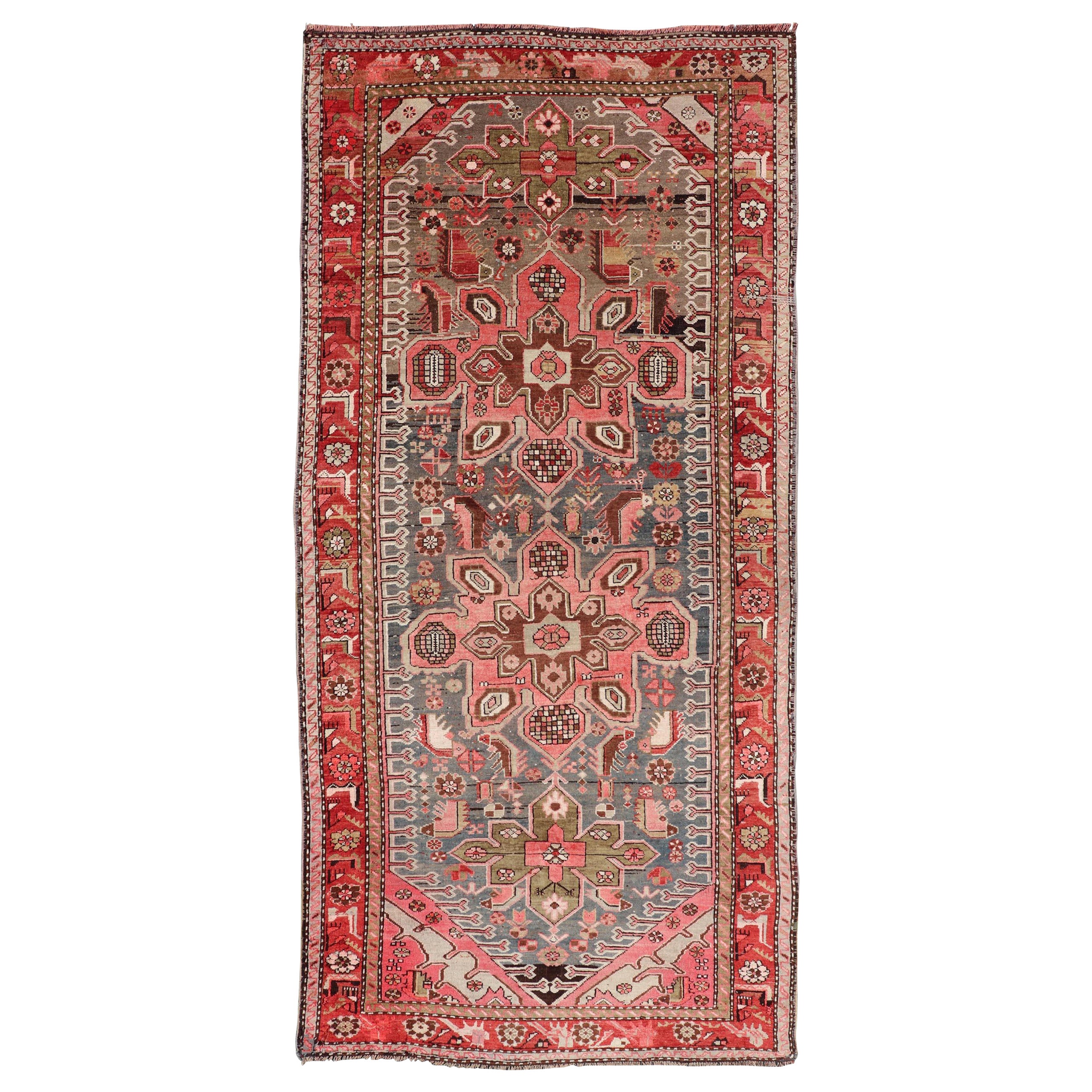 Tapis de couloir galerie caucasien ancien de Karabagh avec grands médaillons roses et rouges