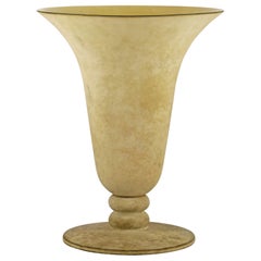 Breite Vase aus mattiertem Glas mit Fuß von André Groult im modernistischen französischen Stil