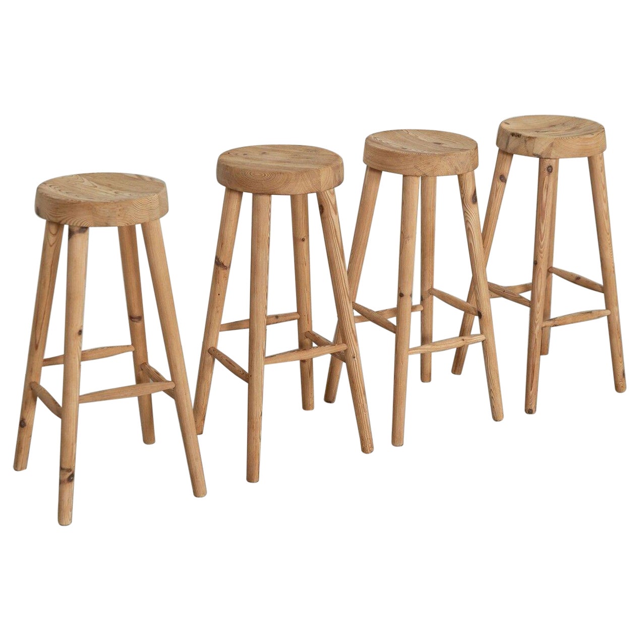 Ensemble de quatre tabourets d'artistes en pin de style Charlotte Perriand du milieu du siècle dernier en vente