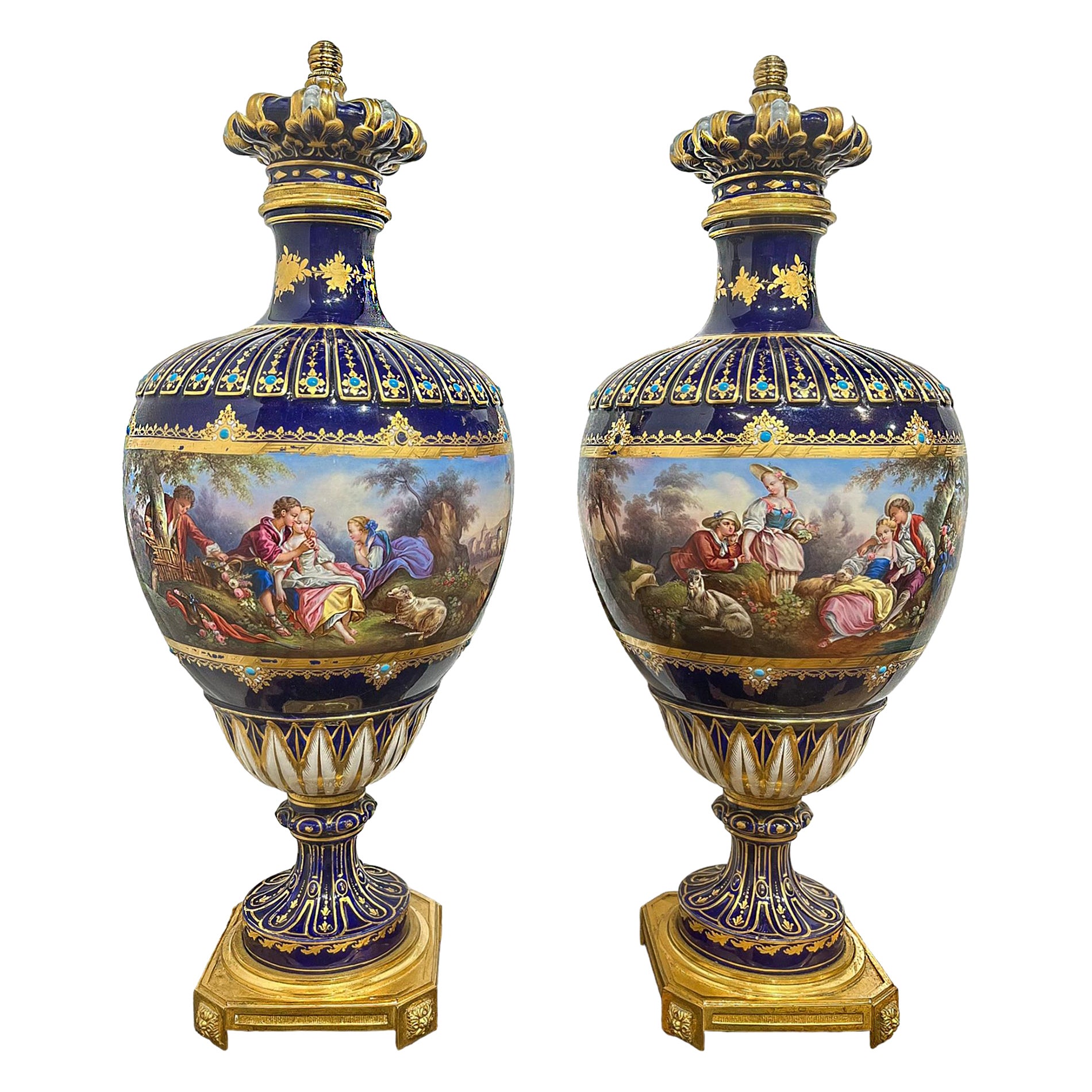 Blaues Serviergeschirr-Paar juwelenbesetzte Vasen mit vergoldeter Farbe und Türkis im Angebot