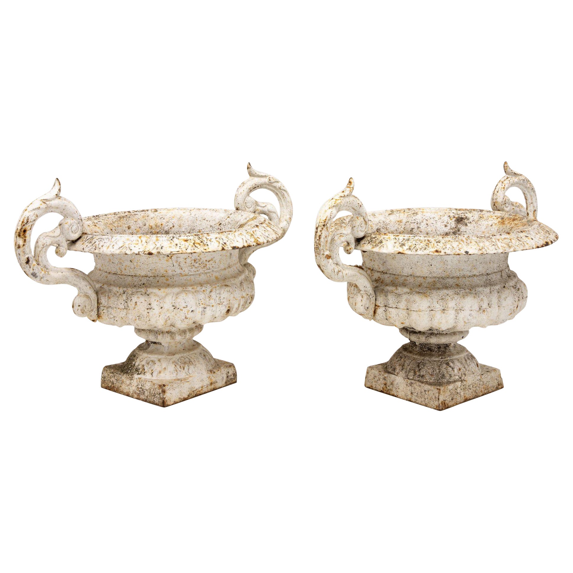 Paar weiße Urnen aus Gusseisen, Französisch, spätes 19. Jahrhundert