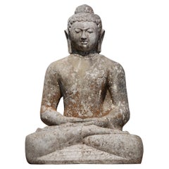 Grande statua antica di Buddha in pietra lavica della metà del XX secolo in Dhyana mudra