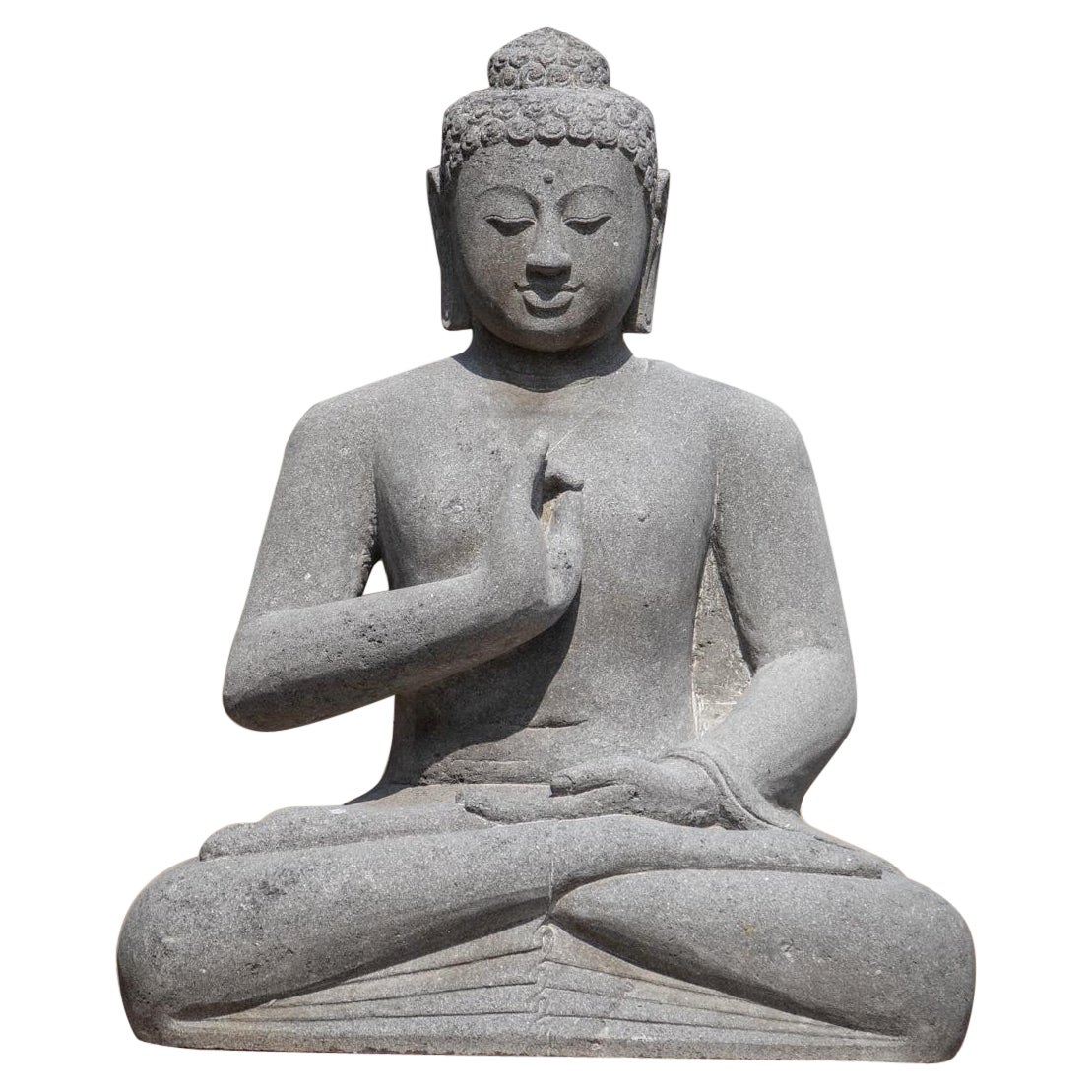 Grande statue de Bouddha en pierre de lave nouvellement fabriquée en Indonésie - Bouddhas originaux en vente