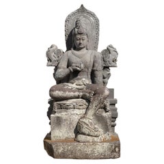 Très grande statue en pierre de lave de Bodhisattva Avalokiteshvara, datant du milieu du 20e siècle