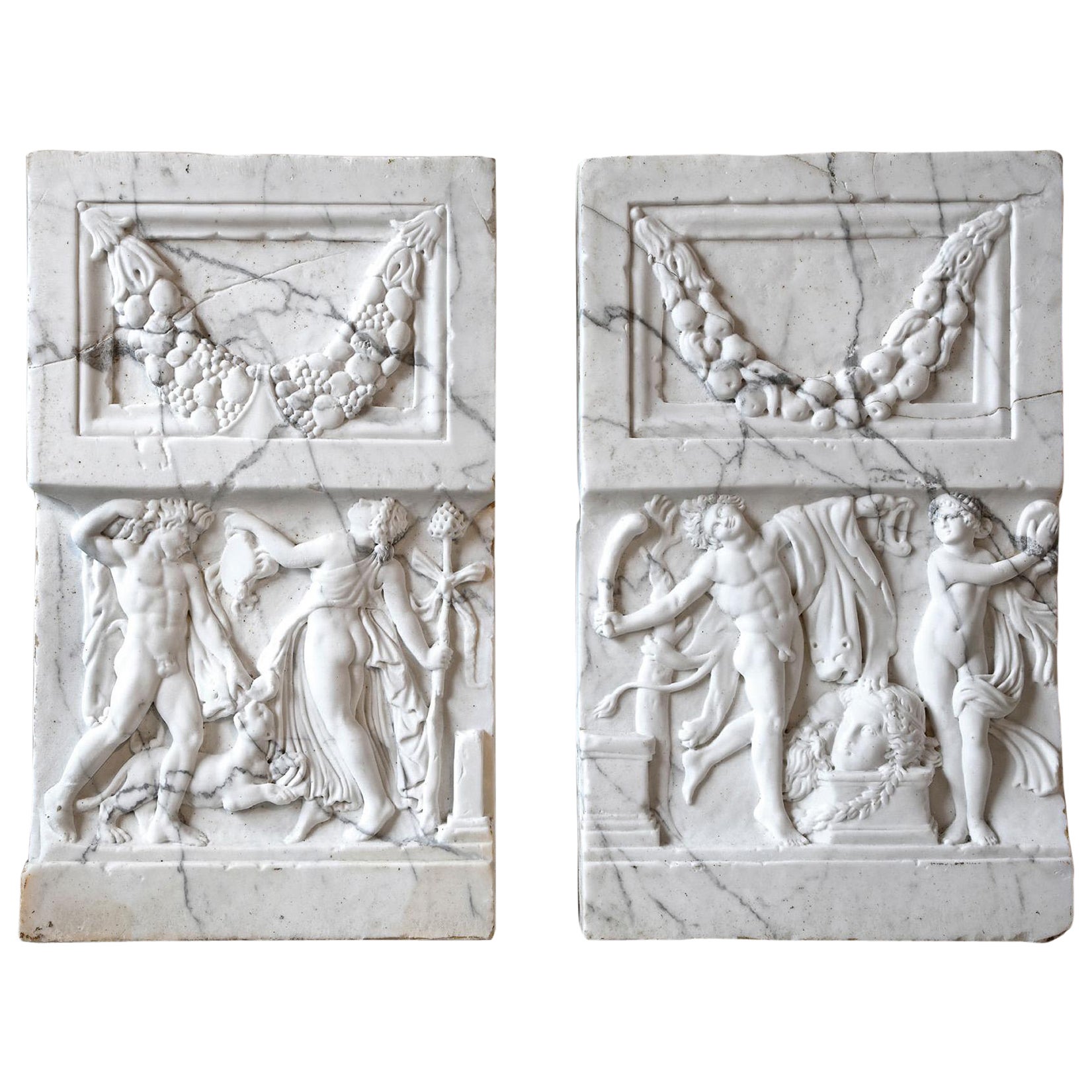 Paire de panneaux de frise en relief en marbre blanc, vers 1920 en vente