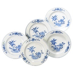 Juego de 5 Platos Antiguos de Porcelana China, Periodo Qing, Azul Blanco, Siglo XVIII