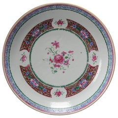 Antique chargeur en porcelaine chinoise de la famille rose Southeast Asia Bencharong, 18th C.