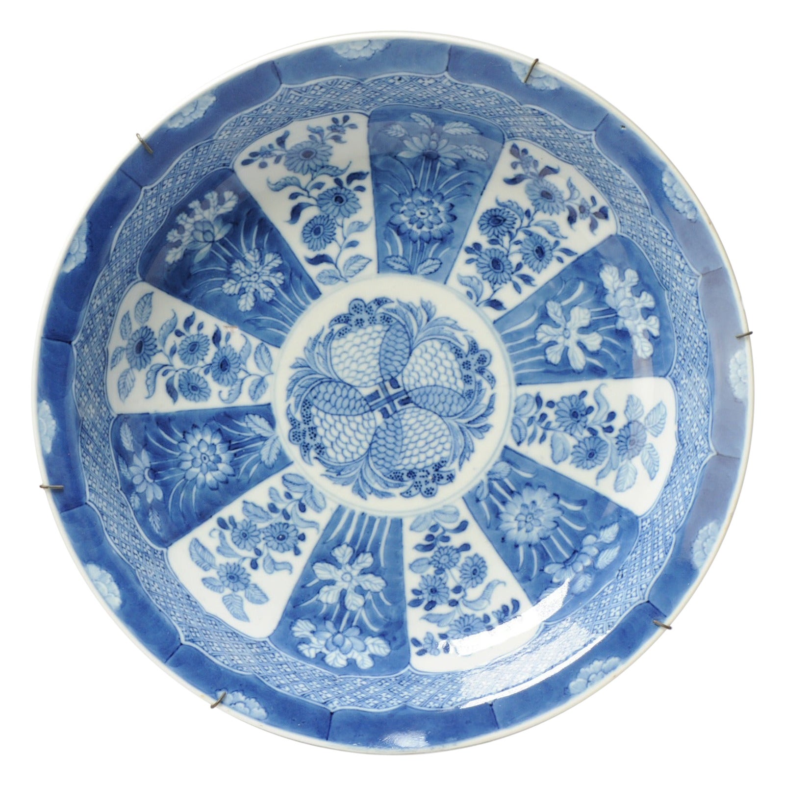 Grands compartiments de fleurs de grenades en porcelaine chinoise Kangxi ancienne