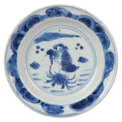 Antiguo Plato Chino Kosometsuke Tianqi Porcelana Hombre Montando Cangrejo, Siglo XVII