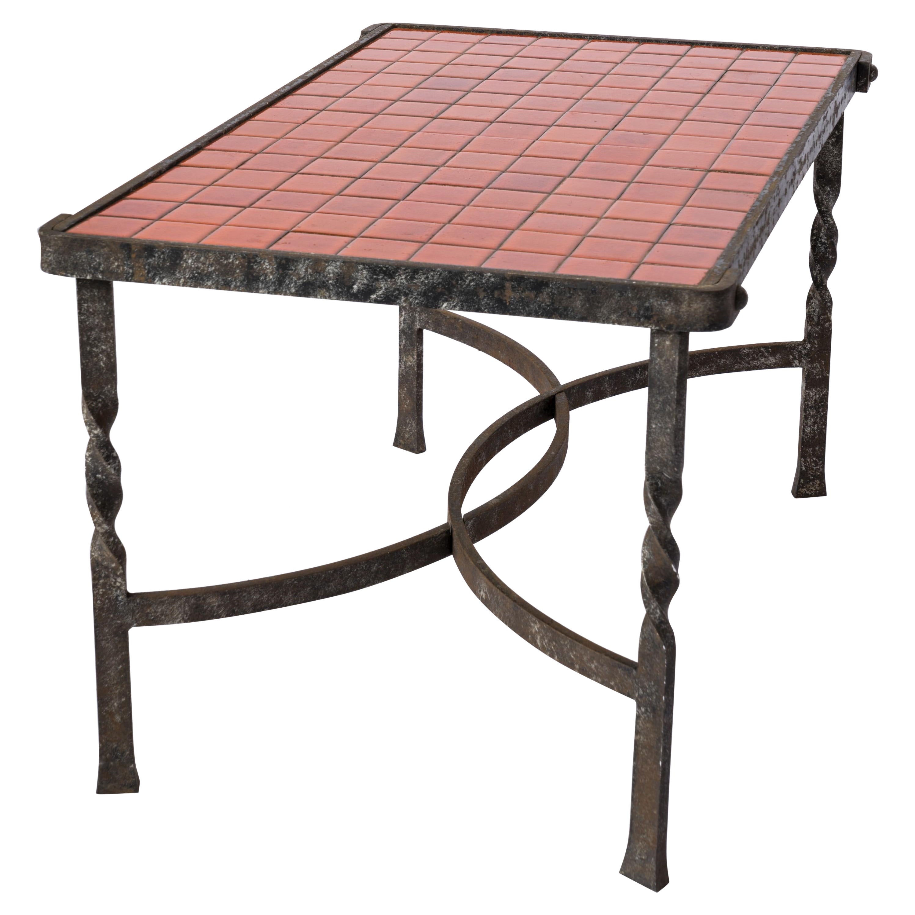 Table basse en céramique avec structure de pieds en ferronerie d'art.  Remarquable patine argentée sur le fer.  Elégants motifs 
