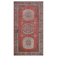Alfombra Khotan de Lana Antigua Roja Tejida a Mano Circa-1870