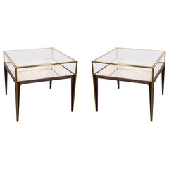 Paire de tables d'appoint carrées en verre, en bois et en laiton de style The Modernity Arhaus