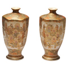 Paar antike japanische Satsuma-Vasen aus der Meiji-Zeit mit markiertem Sockel, 19. Jahrhundert