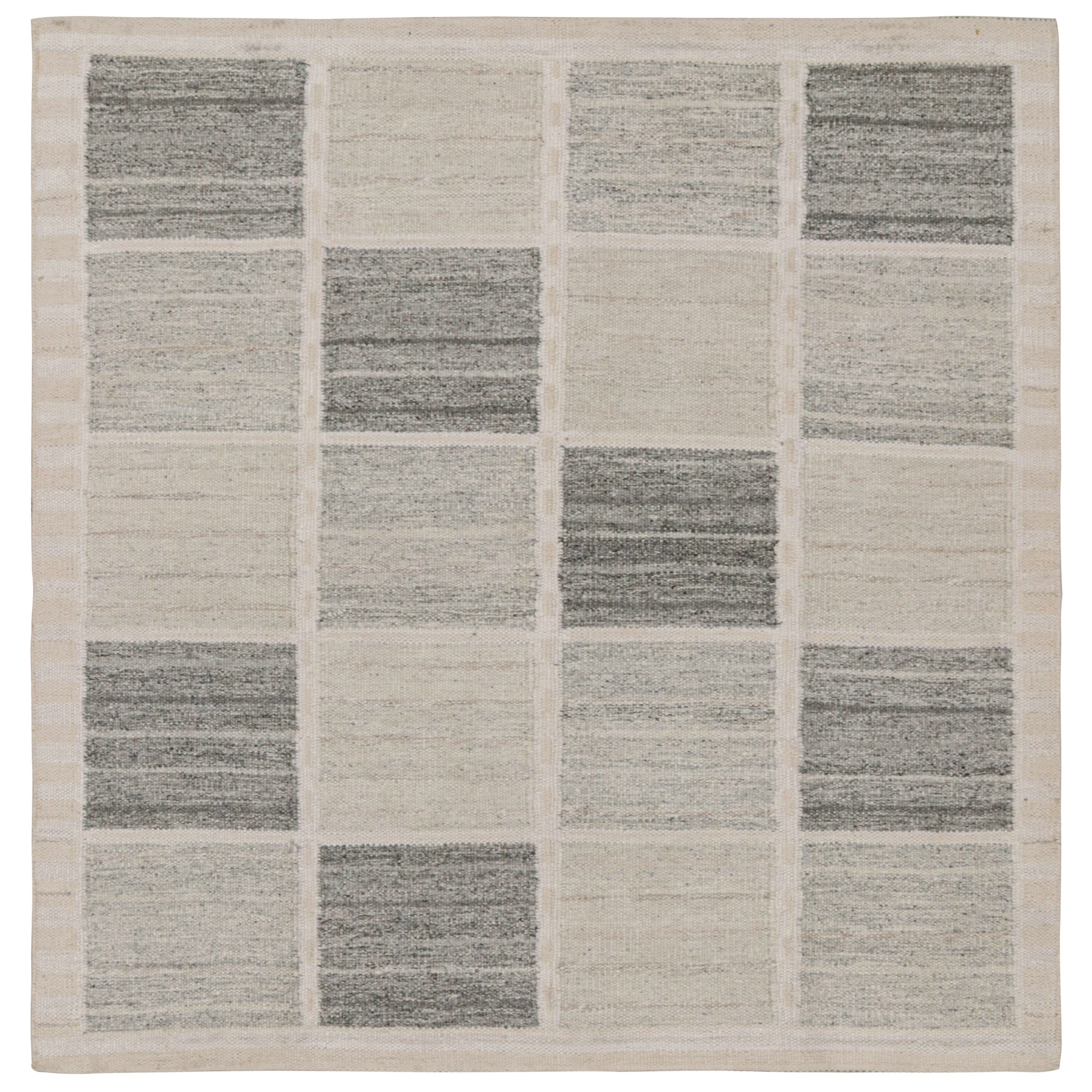 Rug & Kilim's skandinavischer Kilim und quadratischer Teppich mit grauen geometrischen Mustern im Angebot