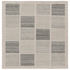 Rug & Kilim's Scandinavian Style Kilim and Square rug in Gray Geometric Patterns (tapis de style scandinave et carré à motifs géométriques gris)
