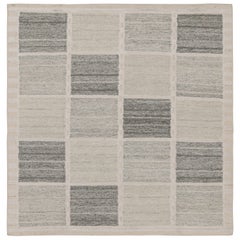 Rug & Kilim è un tappeto quadrato e kilim in stile scandinavo con motivi geometrici grigi.