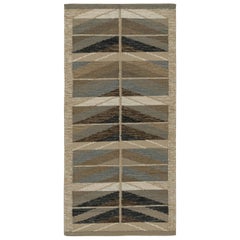 Rug & Kilim's Scandinavian Style Kilim Runner Rug with Beige Geometric Patterns (Tapis de course Kilim de style scandinave à motifs géométriques beiges)