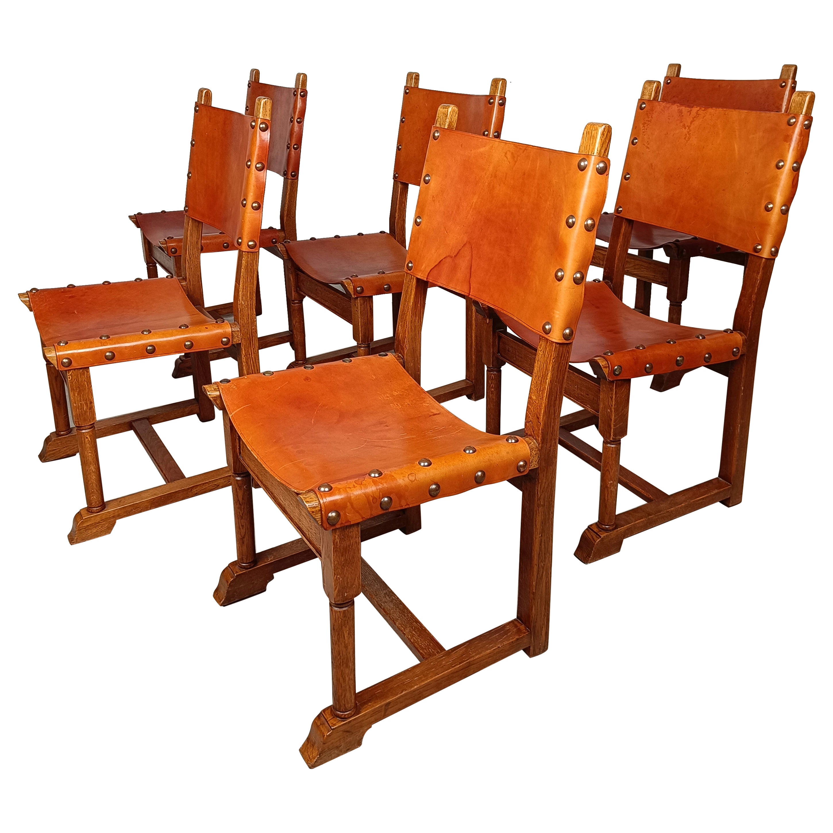 Ensemble de six chaises italiennes rustiques en cuir clouté cognac et bois de chêne massif 