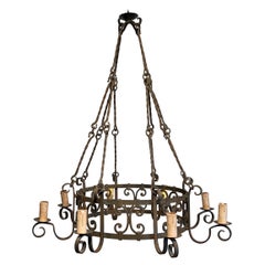Lampadario a 8 luci in ferro battuto. Opera francese in stile gotico. Circa 1950