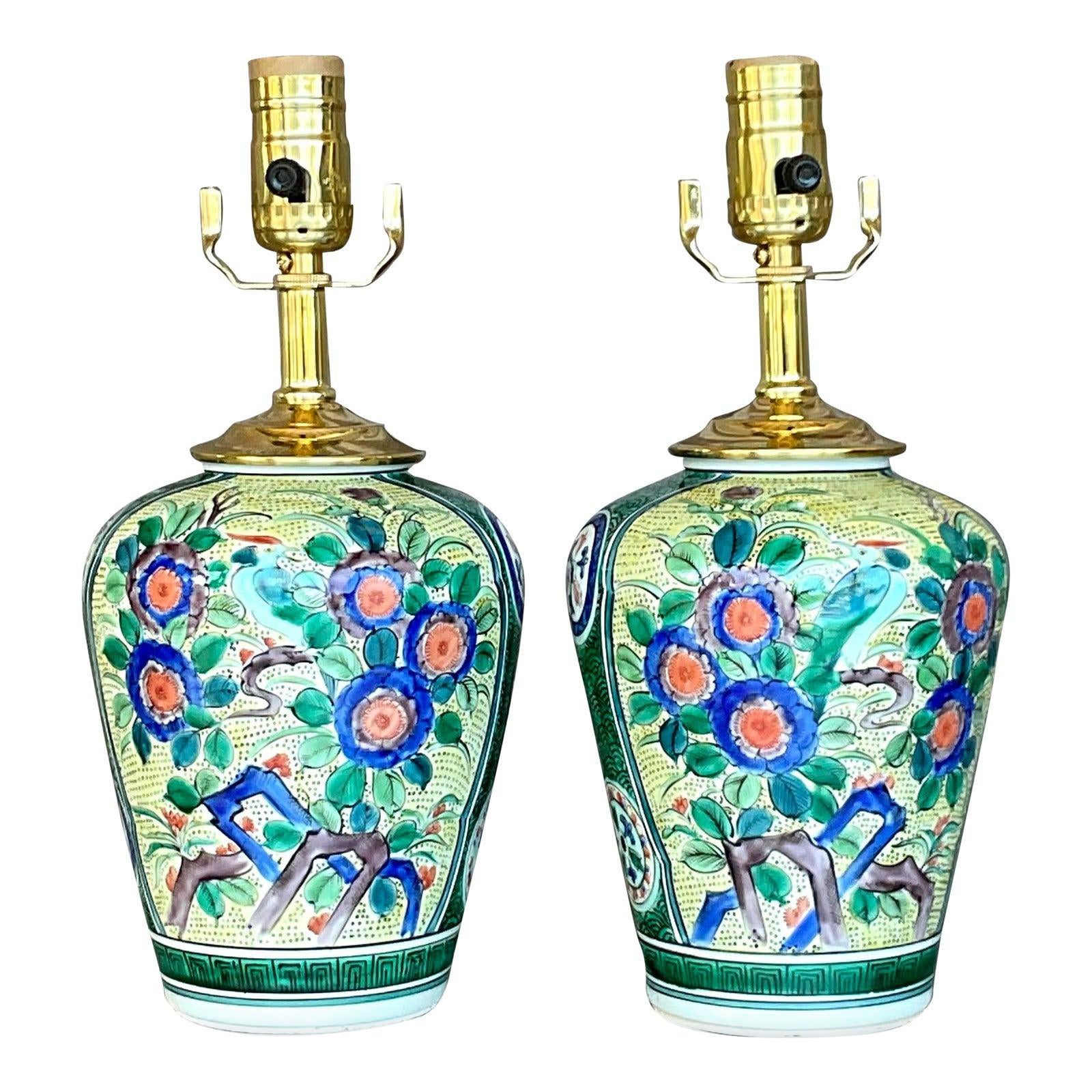 Pareja de lámparas de sobremesa vintage asiáticas de cerámica esmaltada con motivos florales