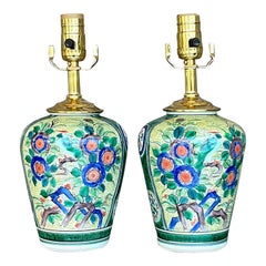 Pareja de lámparas de sobremesa vintage asiáticas de cerámica esmaltada con motivos florales