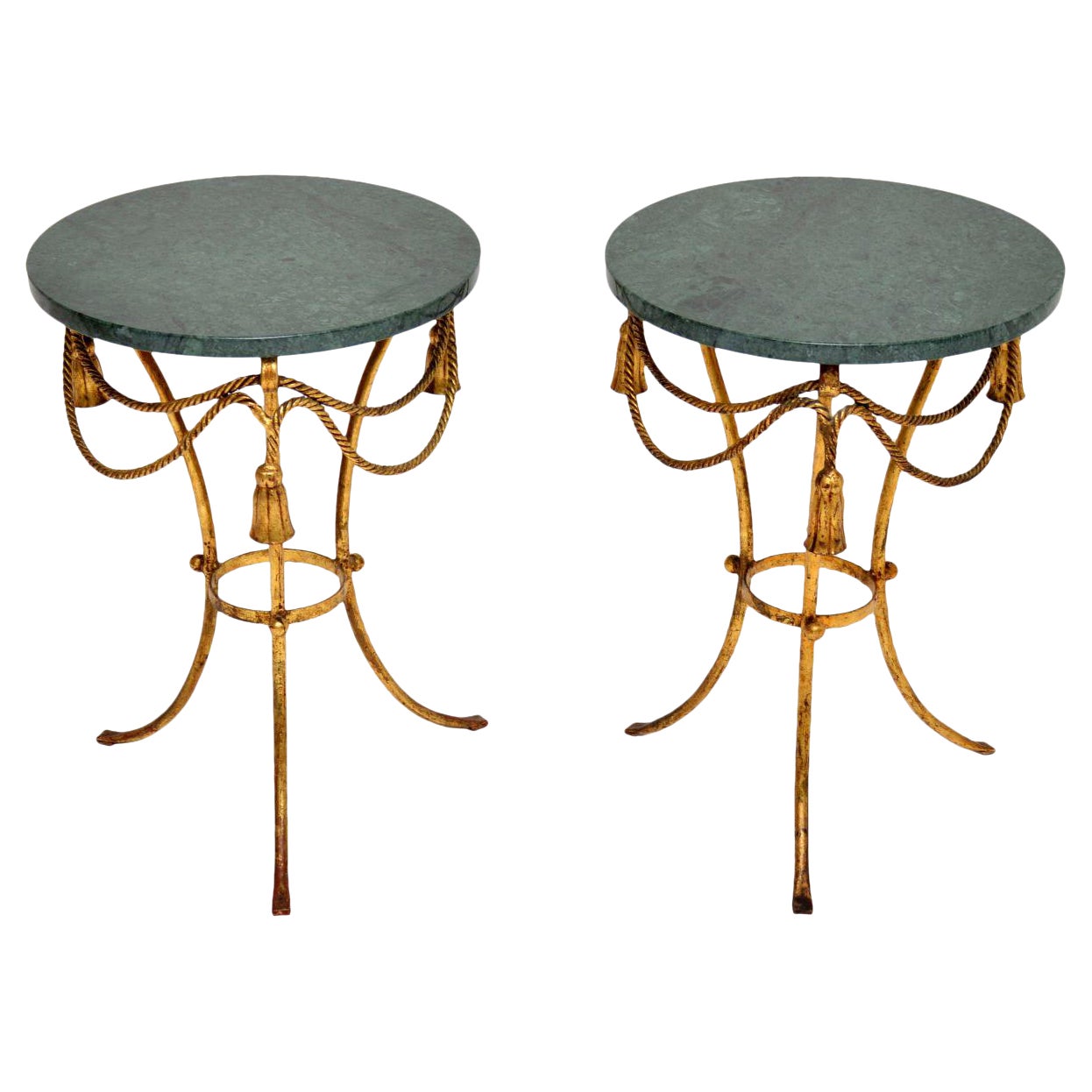 Paire de tables d'appoint italiennes anciennes en métal doré et marbre