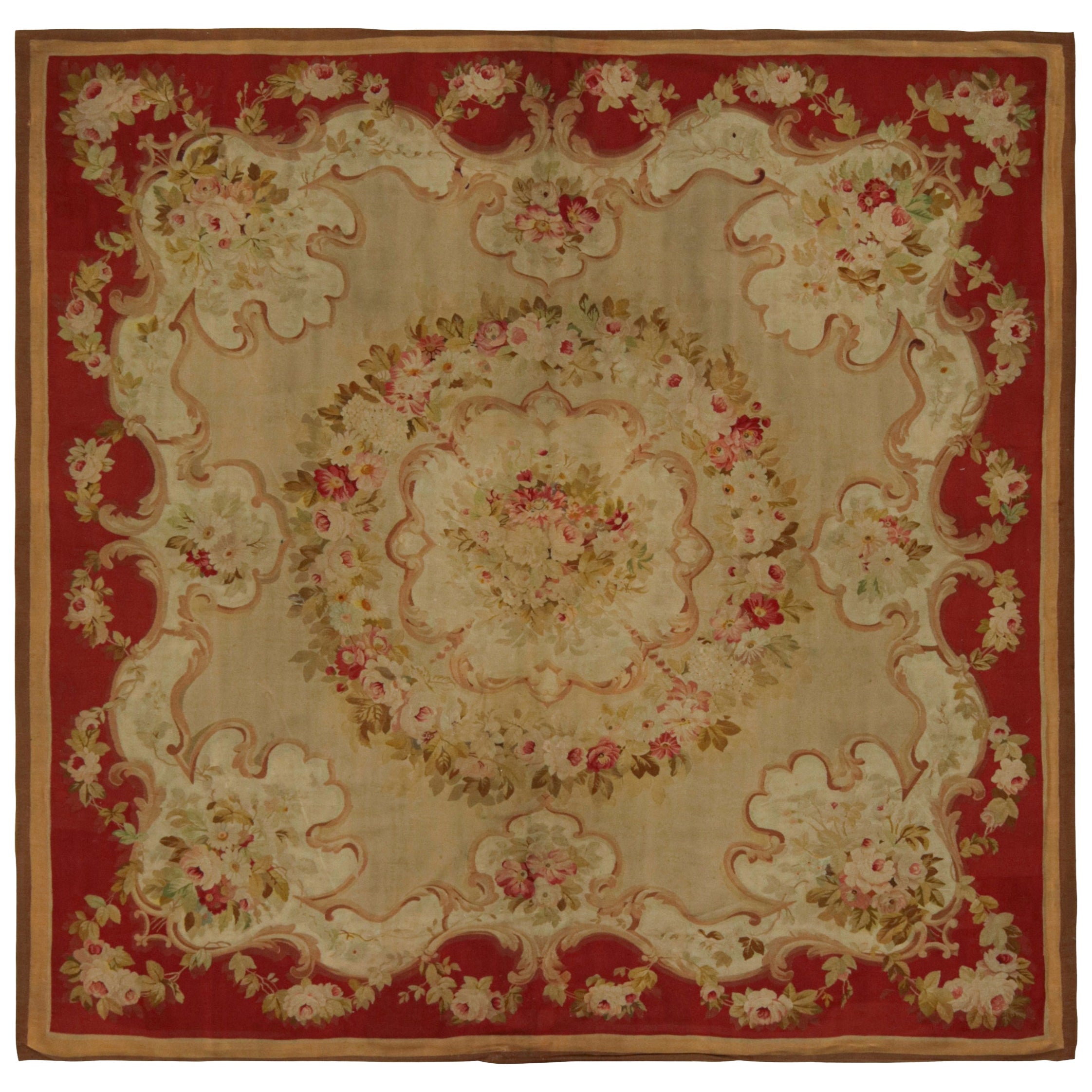 Antiker Aubusson-Flachgewebe-Teppich in Beige, mit Blumenmedaillons von Rug & Kilim