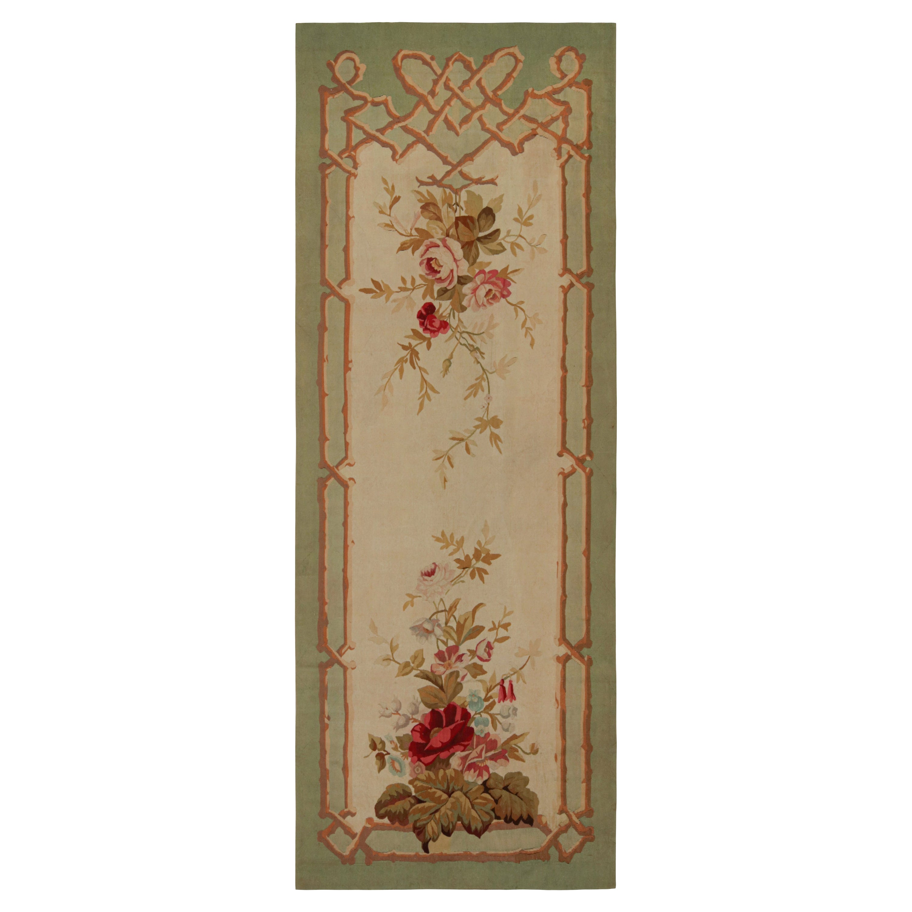 Tapis de couloir en tapisserie d'Aubusson à motifs floraux anciens en crème et vert, de Rug & Kilim