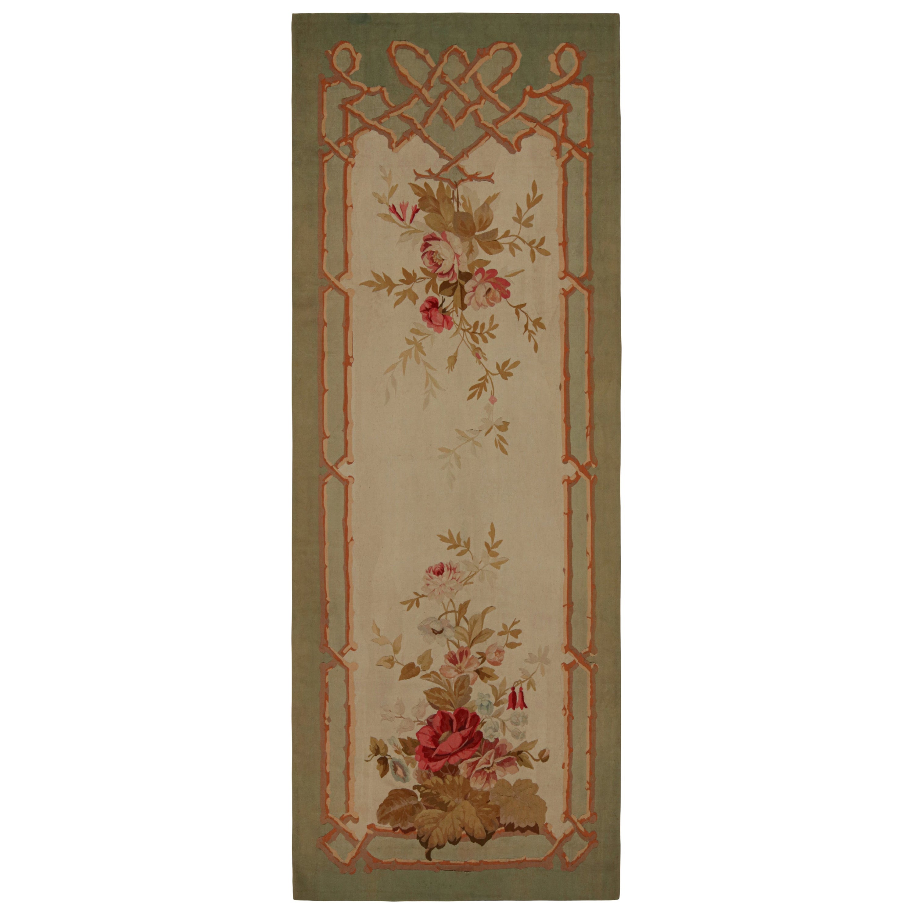 Tapis de couloir en tapisserie d'Aubusson à motifs floraux anciens en crème et vert, de Rug & Kilim en vente