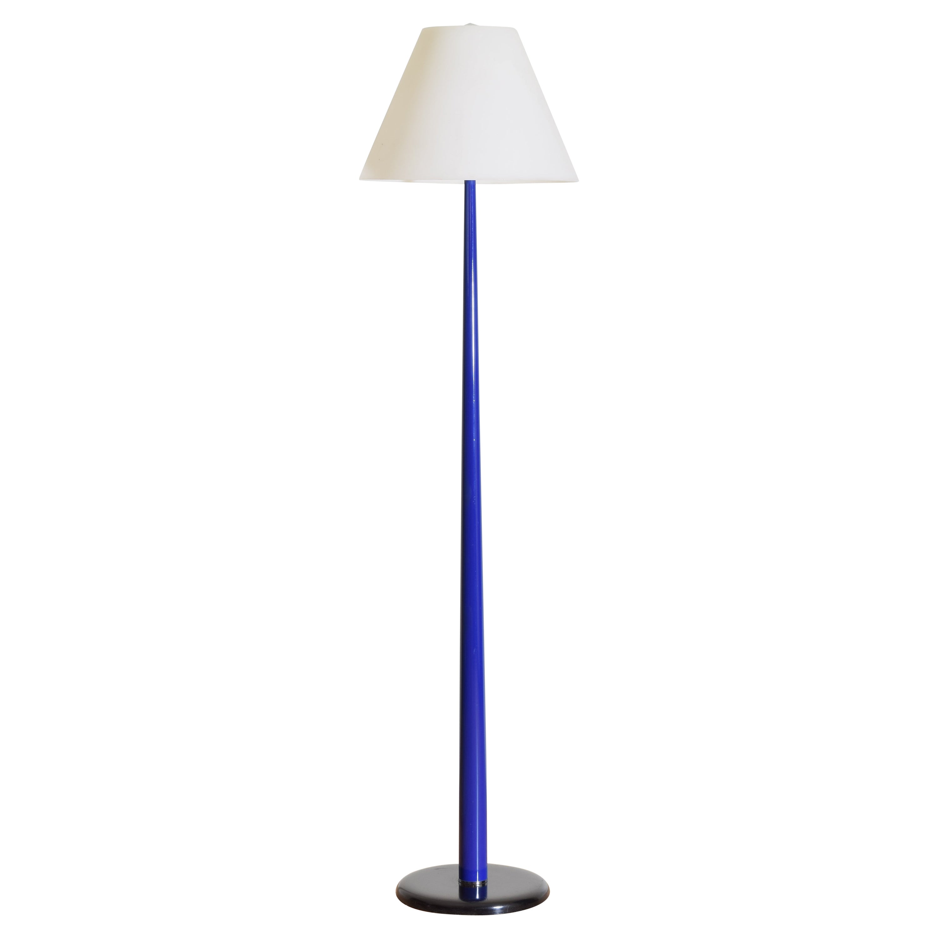 Lampadaire en métal émaillé bleu et verre opalin, moderne en vente