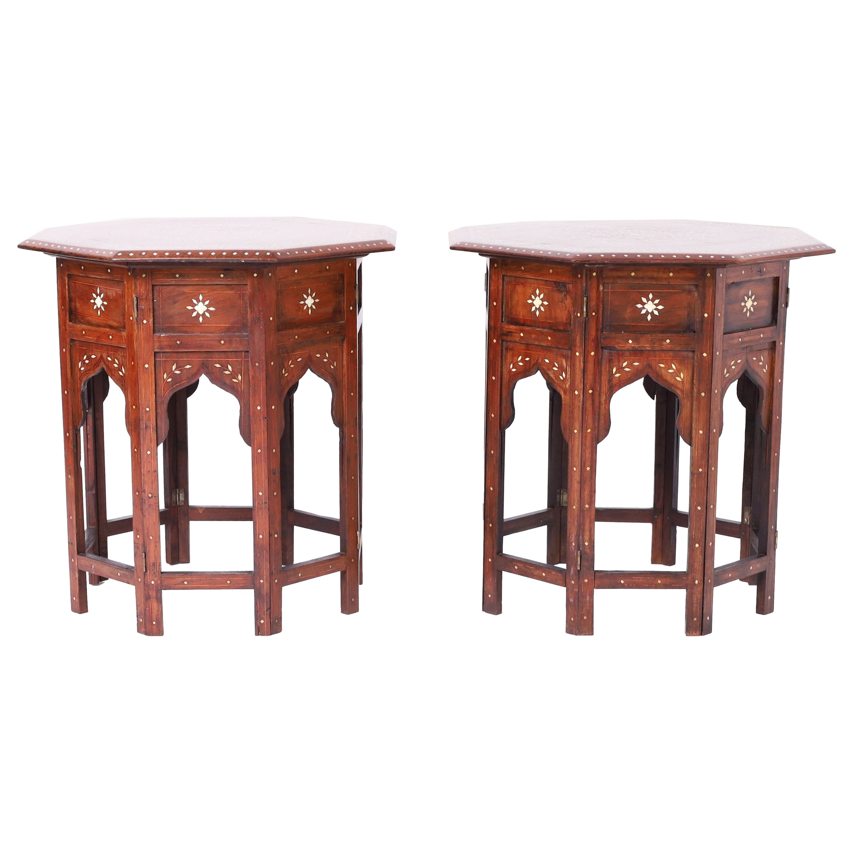 Paar antike marokkanische Ständer oder Tische mit Intarsien im Angebot
