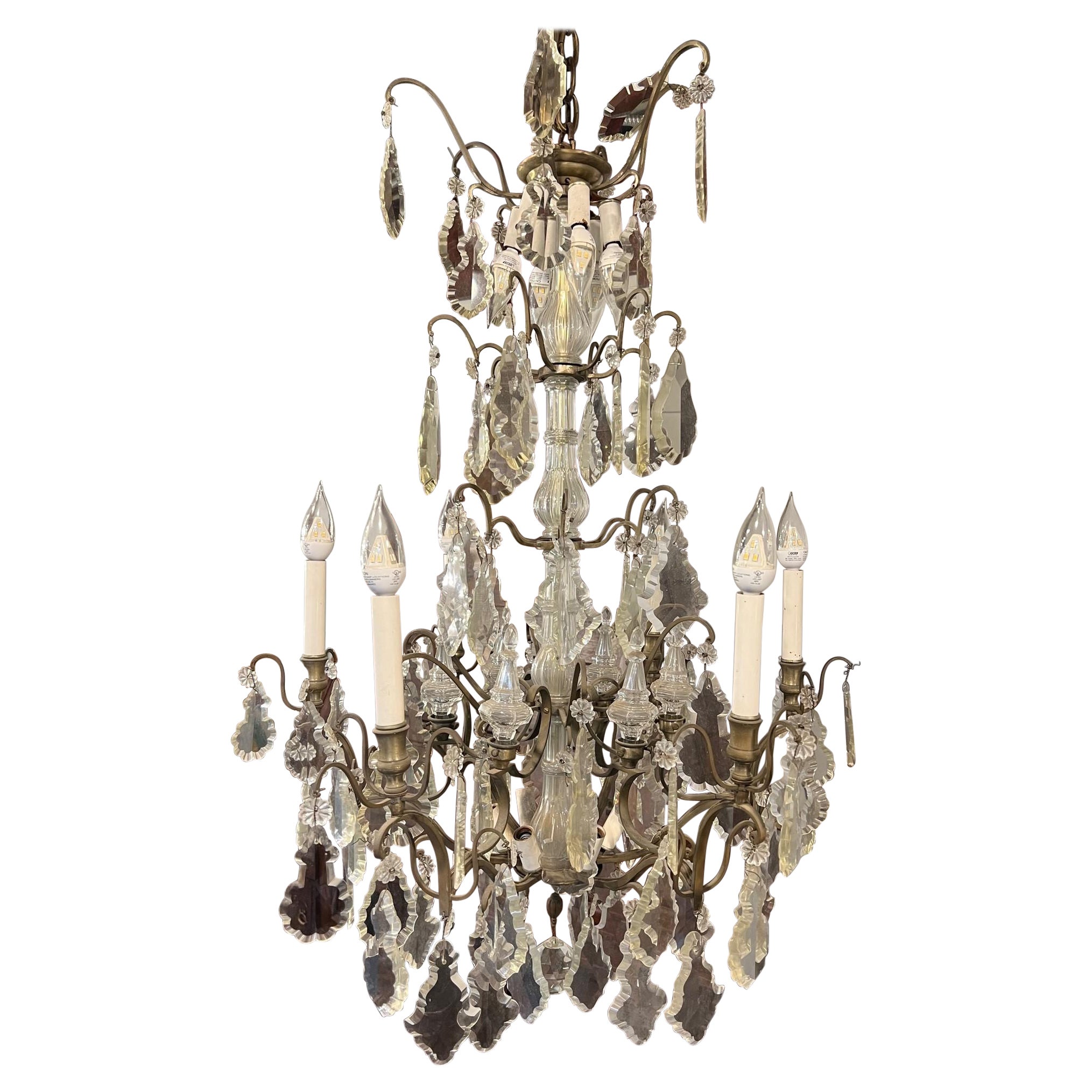 Lustre à six bras de lumière en laiton et cristal du début du 20e siècle, de style antique français  en vente