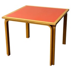 Table orange carrée par Rud Thygesen et Johnny Sørensen pour Magnus Olesen