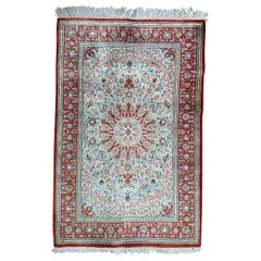 Bonita alfombra Qom de seda de principios del siglo XXI de Bobyrug