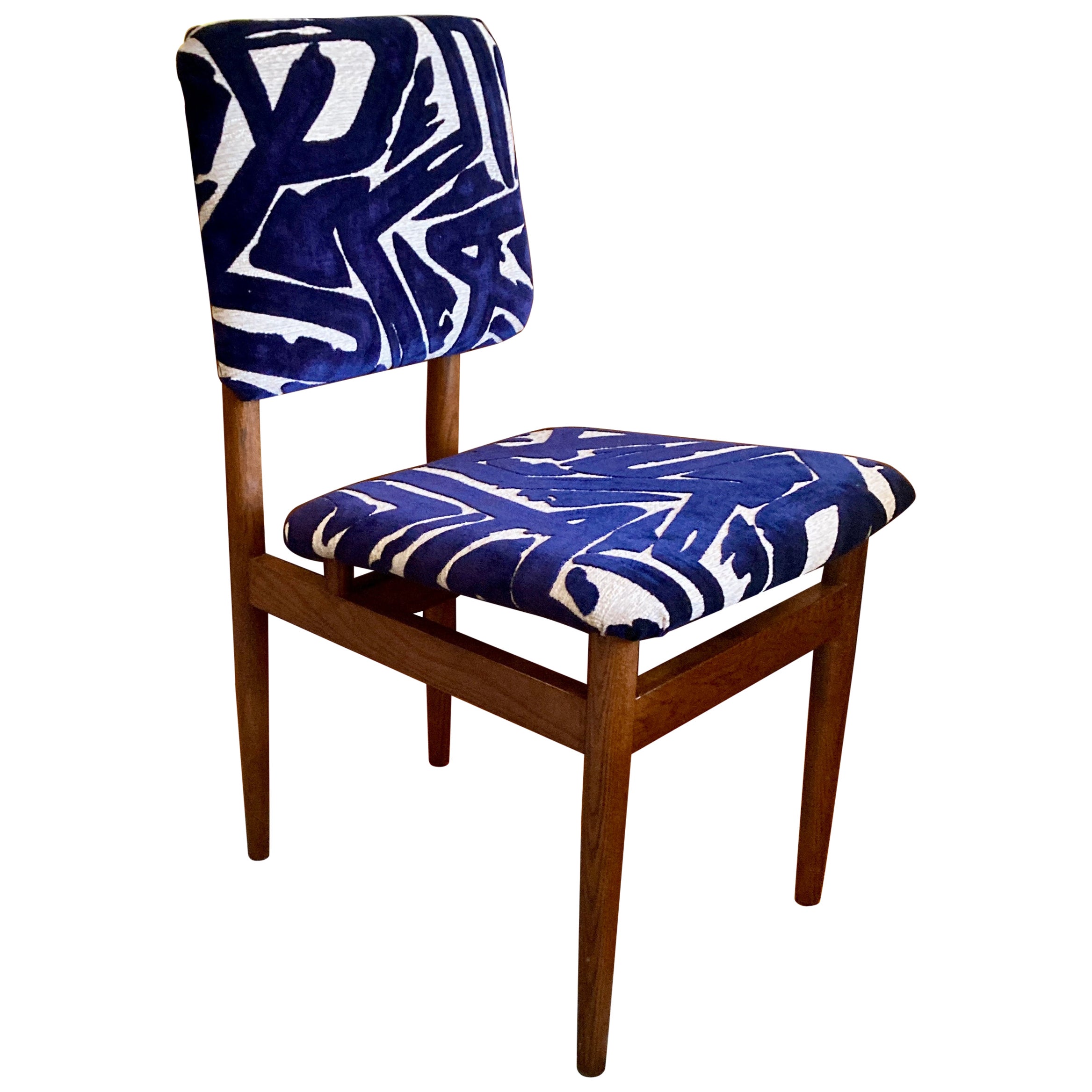 Chaise du milieu du siècle dernier retapissée en bleu abstrait et écru de style Arne Vodder en vente