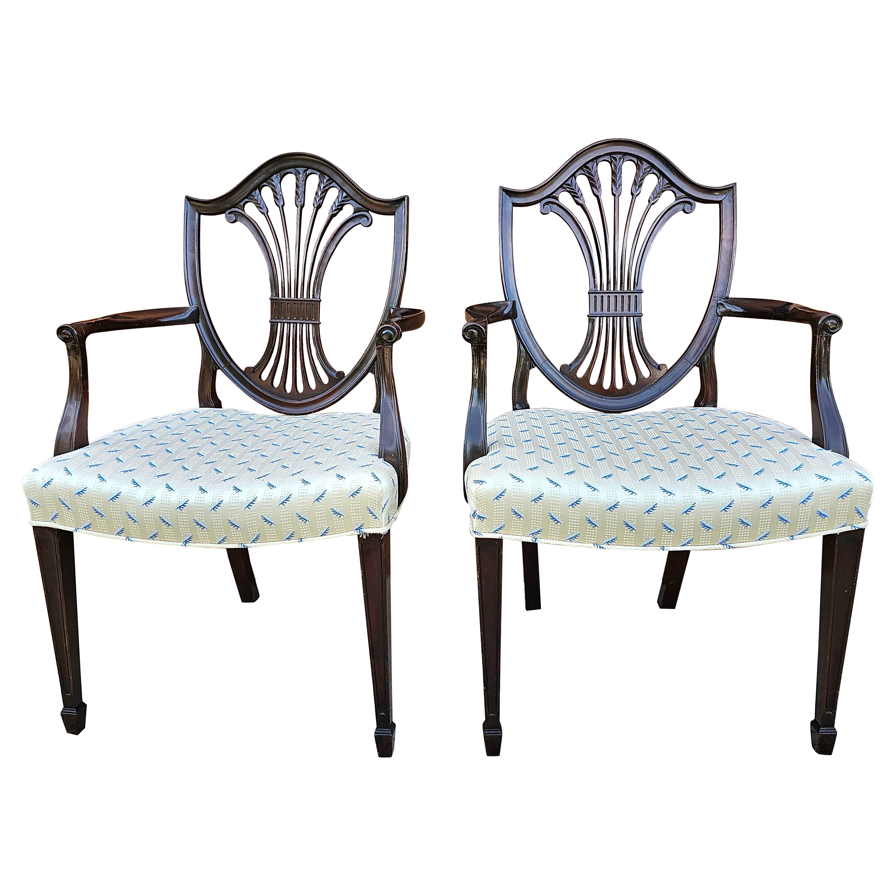 Paire de fauteuils de style George III en acajou à dossier en forme de bouclier et tapissés en vente