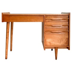 Bureau asymétrique en érable mi-siècle moderne par Crawford