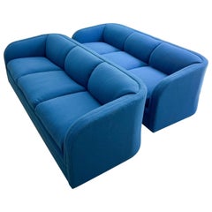 Paar Drexel Heritage-Sofas mit geschwungener Rückenlehne – neue kobaltblaue Polsterung