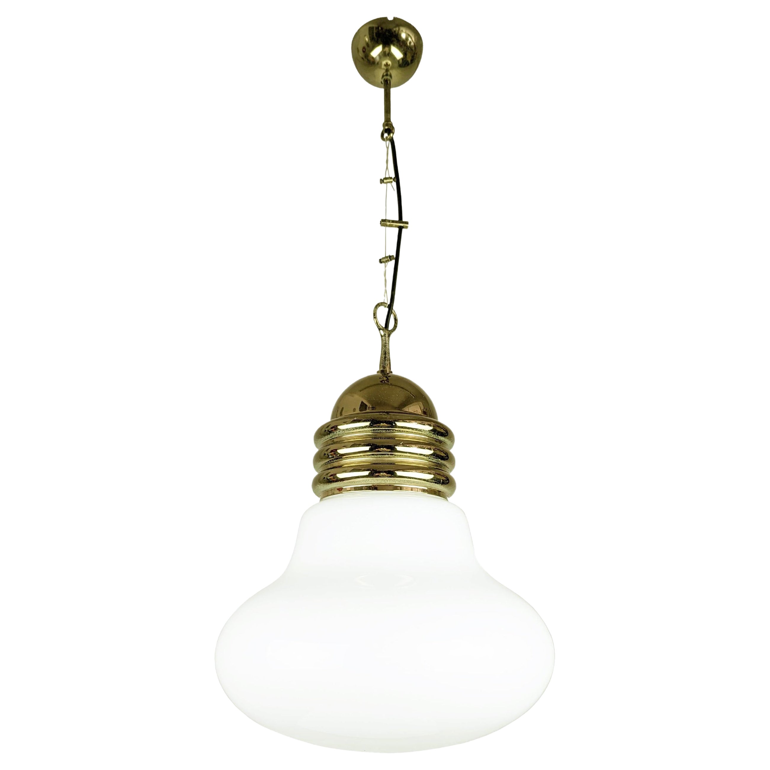 Vetro bianco e placcato in oro di A Space AGE  Lampada a sospensione in metallo in vendita