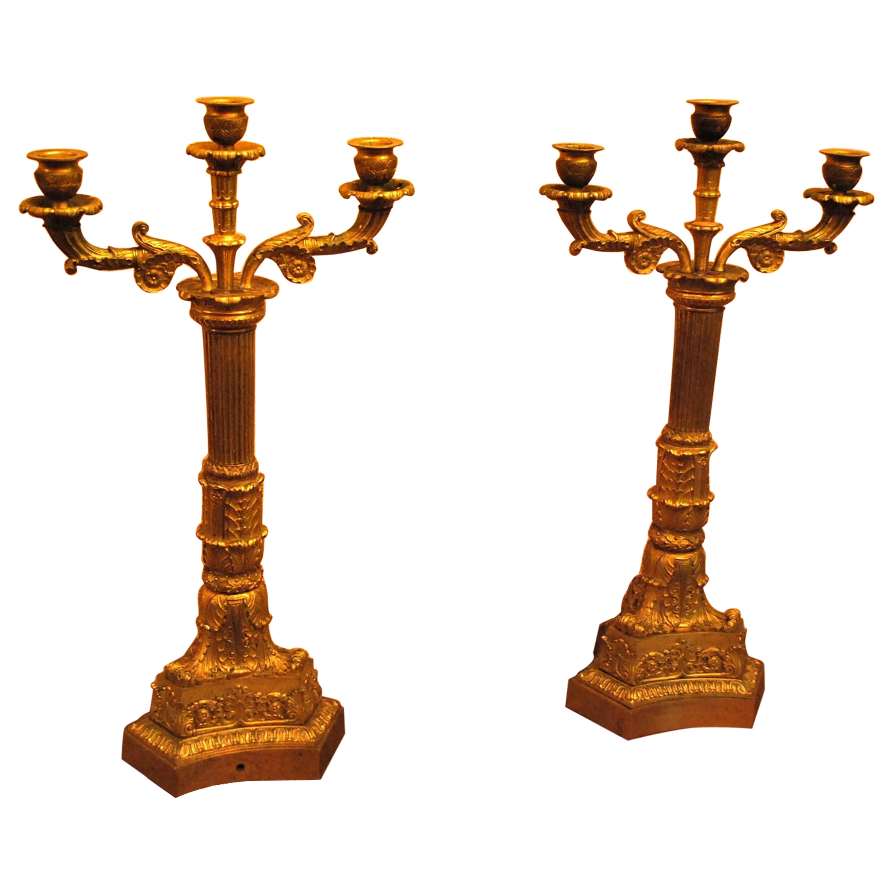 Paire de candélabres Empire français en bronze doré 