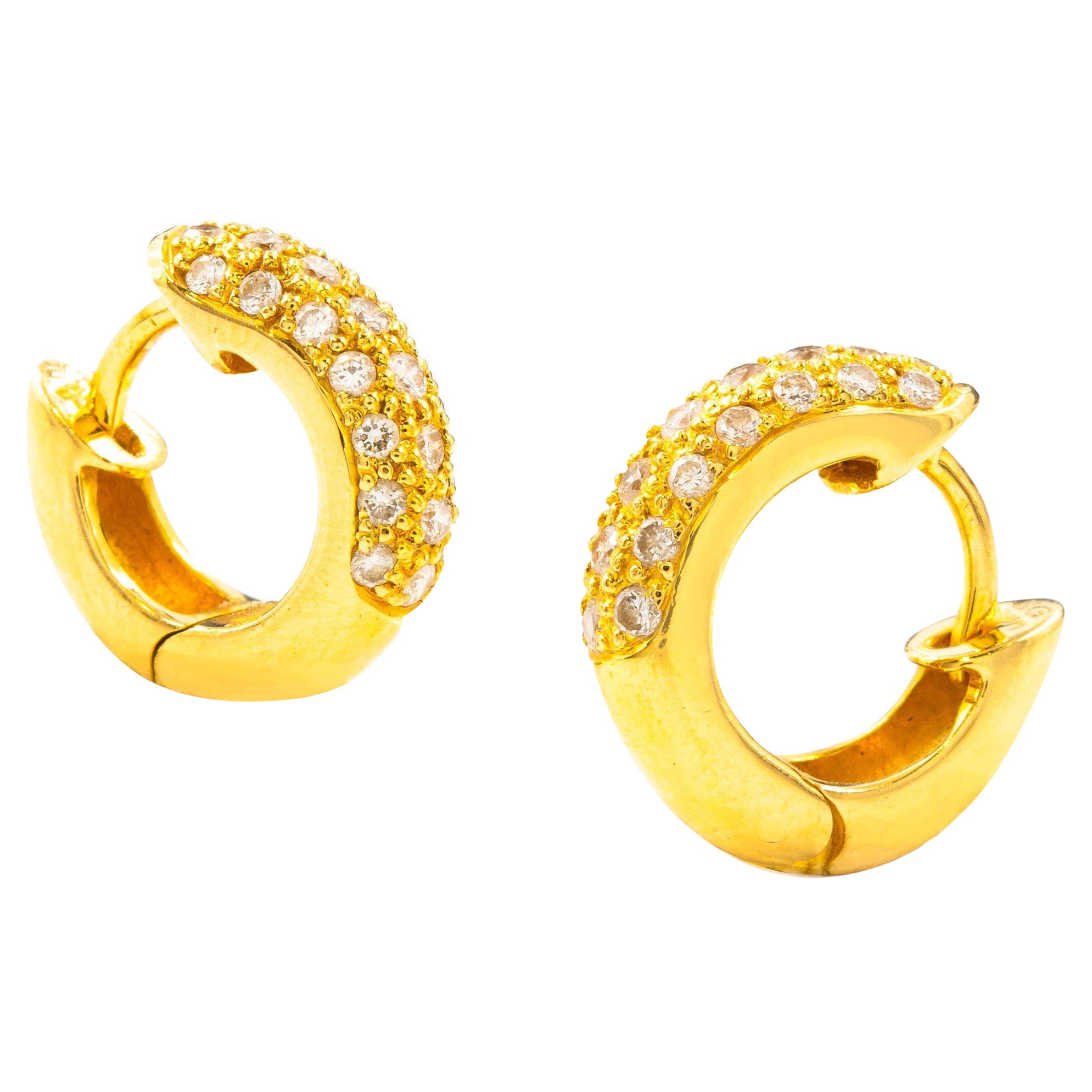 Paire de boucles d'oreilles modernes Huggie en or jaune 18 carats avec 44 diamants en vente